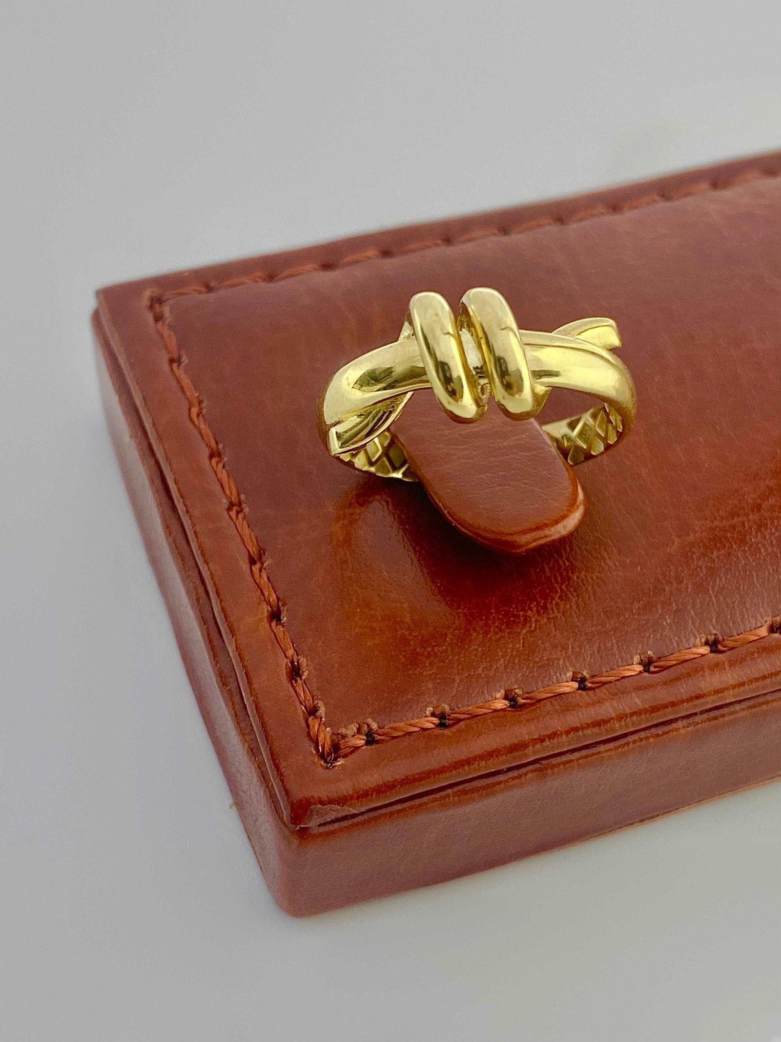 خاتم تصميم ملتوي من الذهب الحقيقي عيار 18 قيراط - إطلاق جديد - Embellish Gold