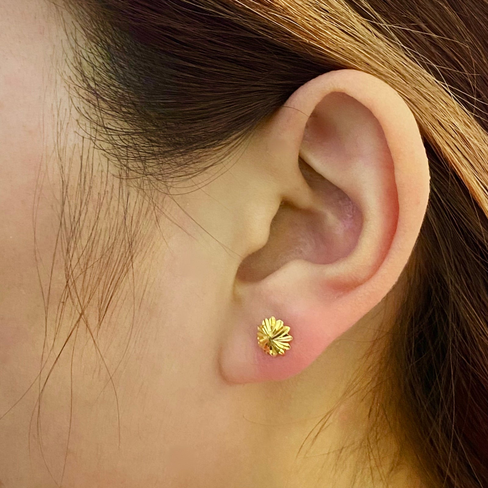 أقراط من الذهب السعودي عيار 18 قيراط على شكل زهرة 1.43 - 18k Gold Earrings - Embellish Gold