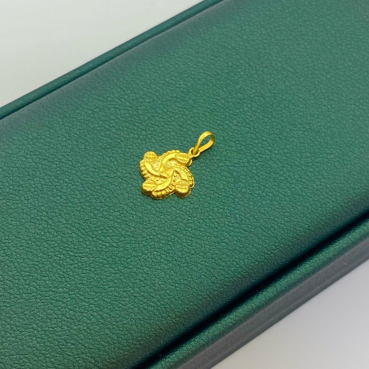 18k Gold Flower Curvy Pendant