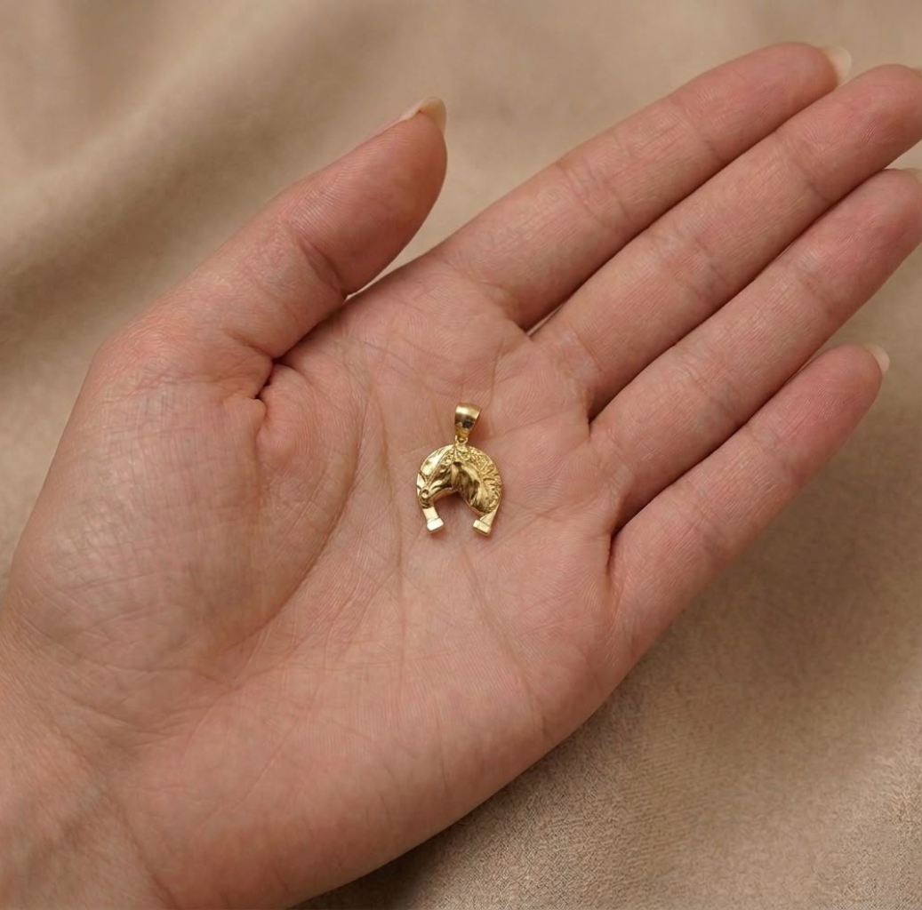 18k Gold Horse Shoe Inspired Pendant - مجموعة إعلانية - Embellish Gold Jewelry & Diamond