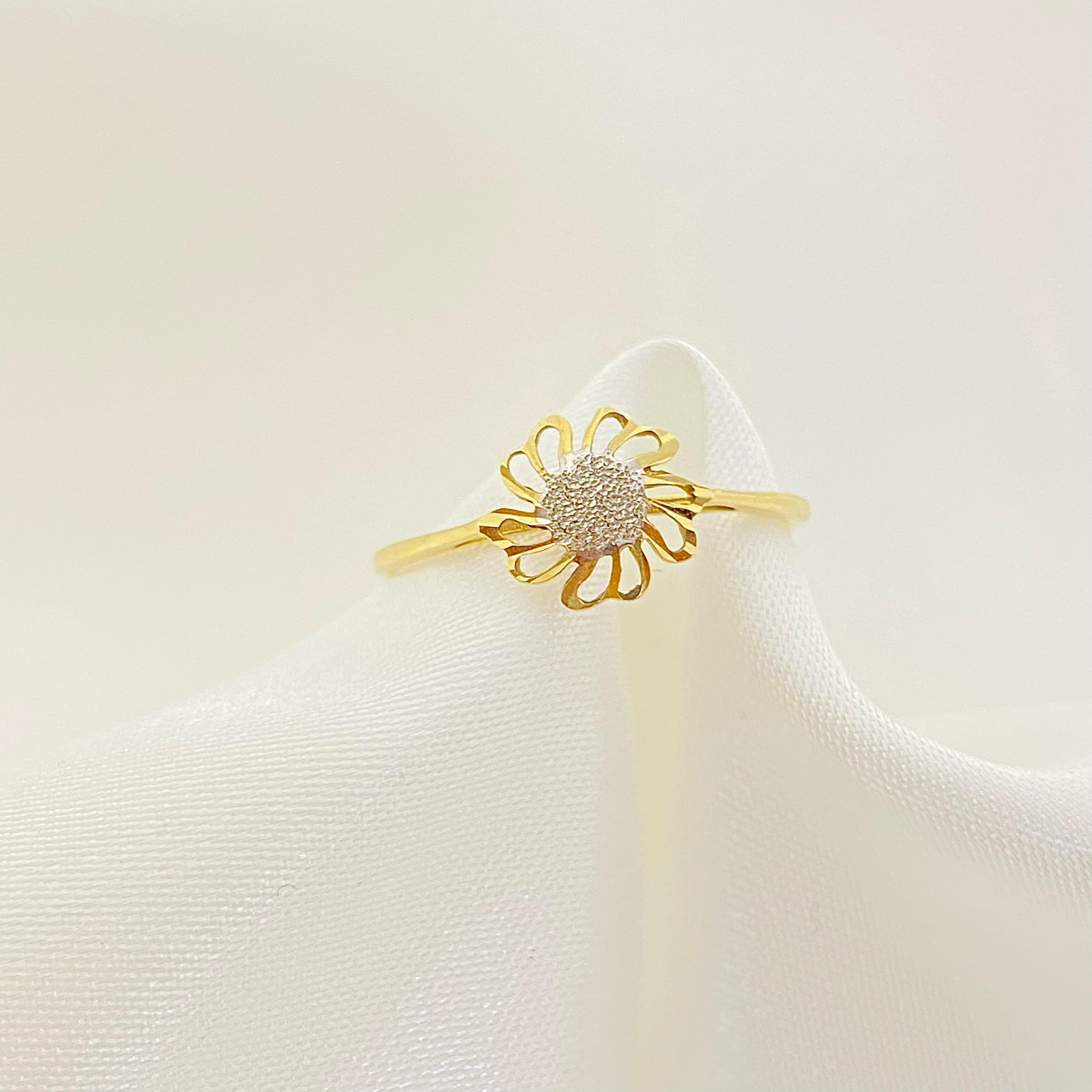 18k Gold White Matt Flower Ring