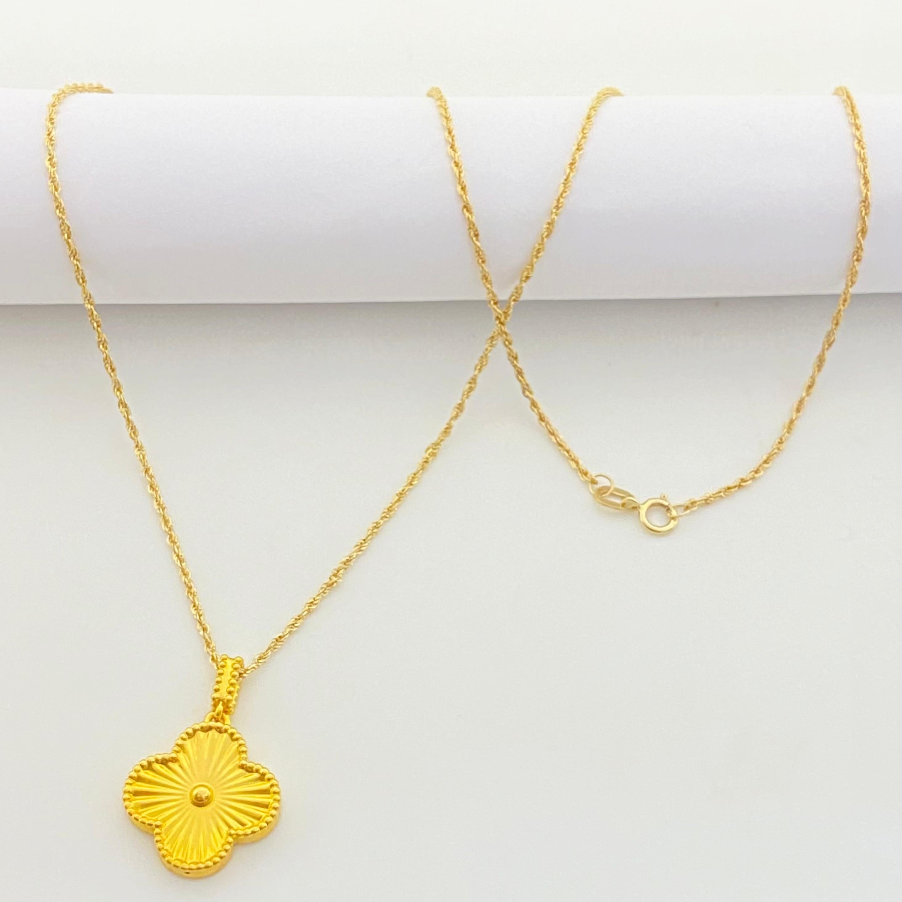 18k Gold Hallow Clover Necklace