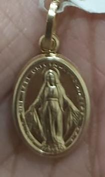 18k Gold Mary Oval Pendant