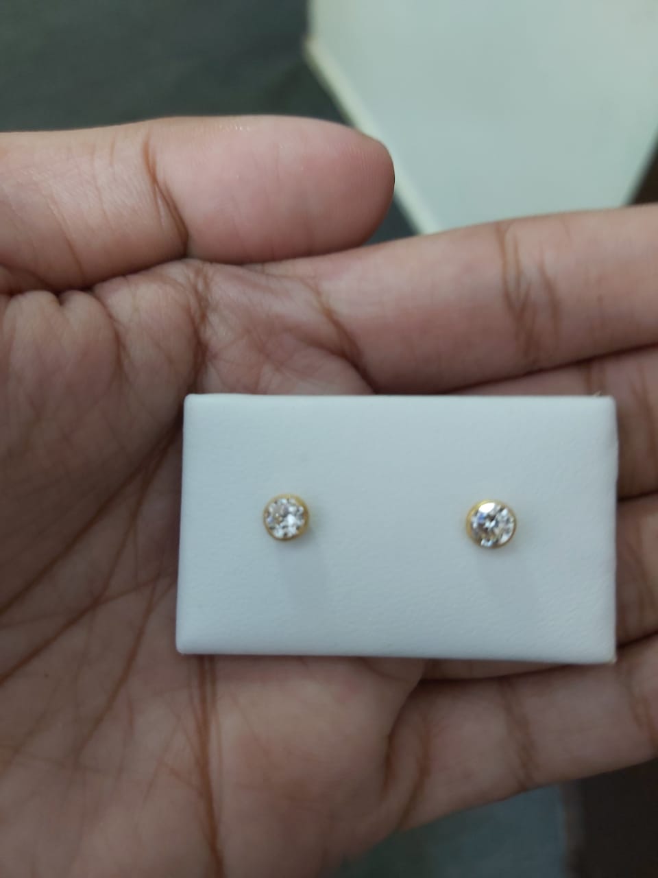 18k Gold Diamond Round Earrings