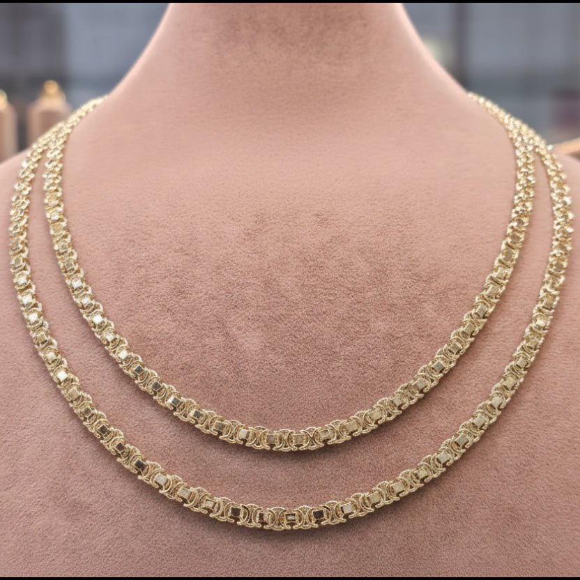 Gold chain displayed on a mannequin neck with measurements and weight information.