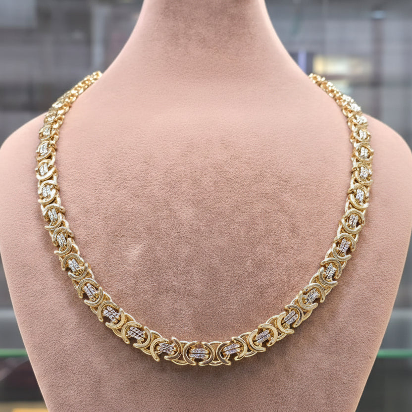 Gold necklace on a mannequin with weight and length information displayed.