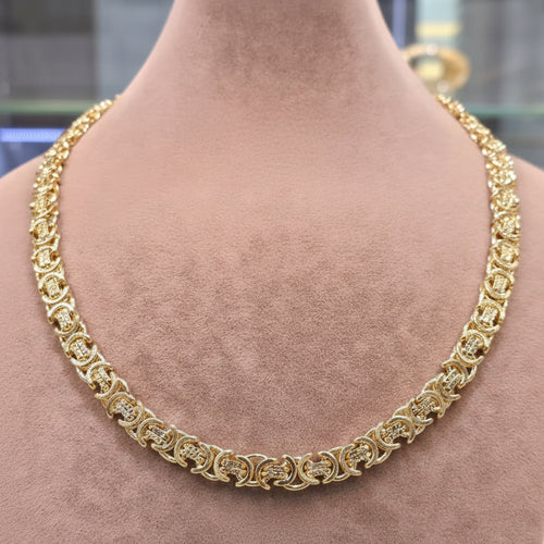 Gold necklace on a mannequin with weight and length information displayed.