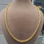 Gold chain on a mannequin with weight and length information displayed.