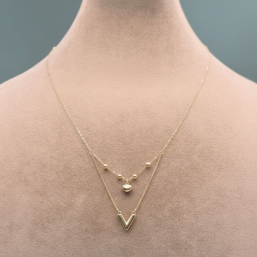 Gold necklace on a mannequin with weight and material information displayed.