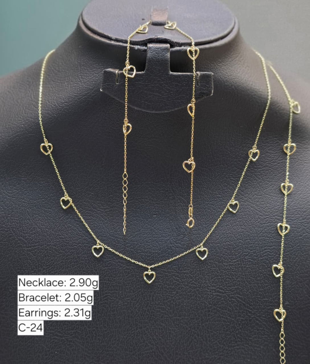 Gold necklace on a black mannequin with weight information displayed.
