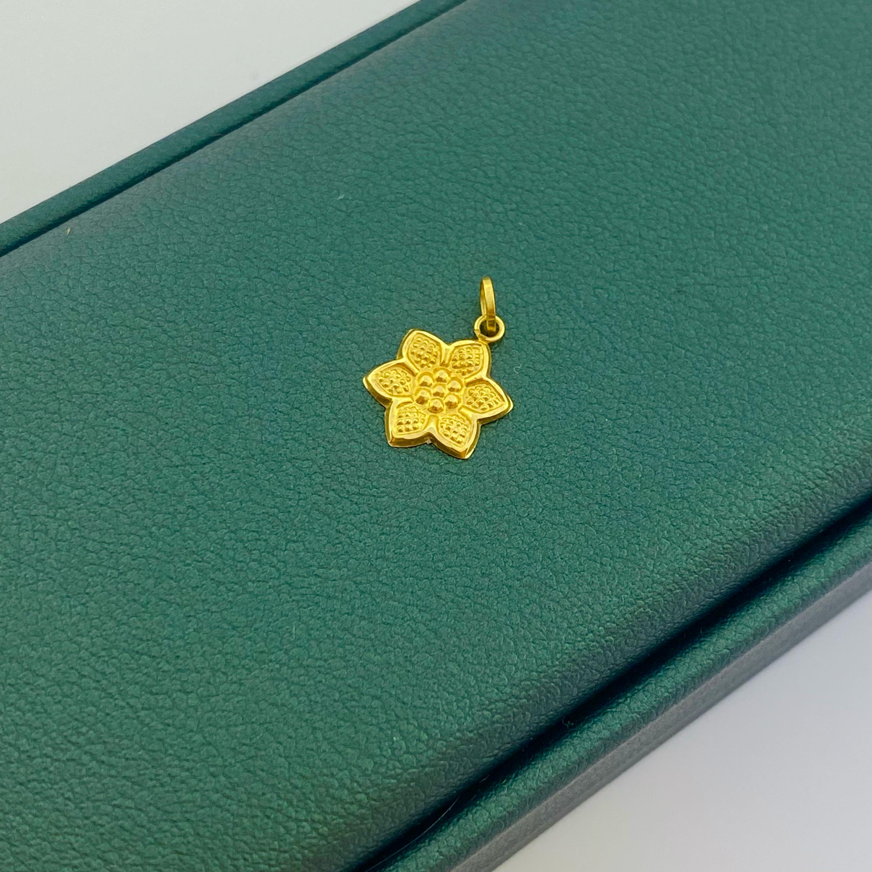 18k Gold Flower Style Star Pendant