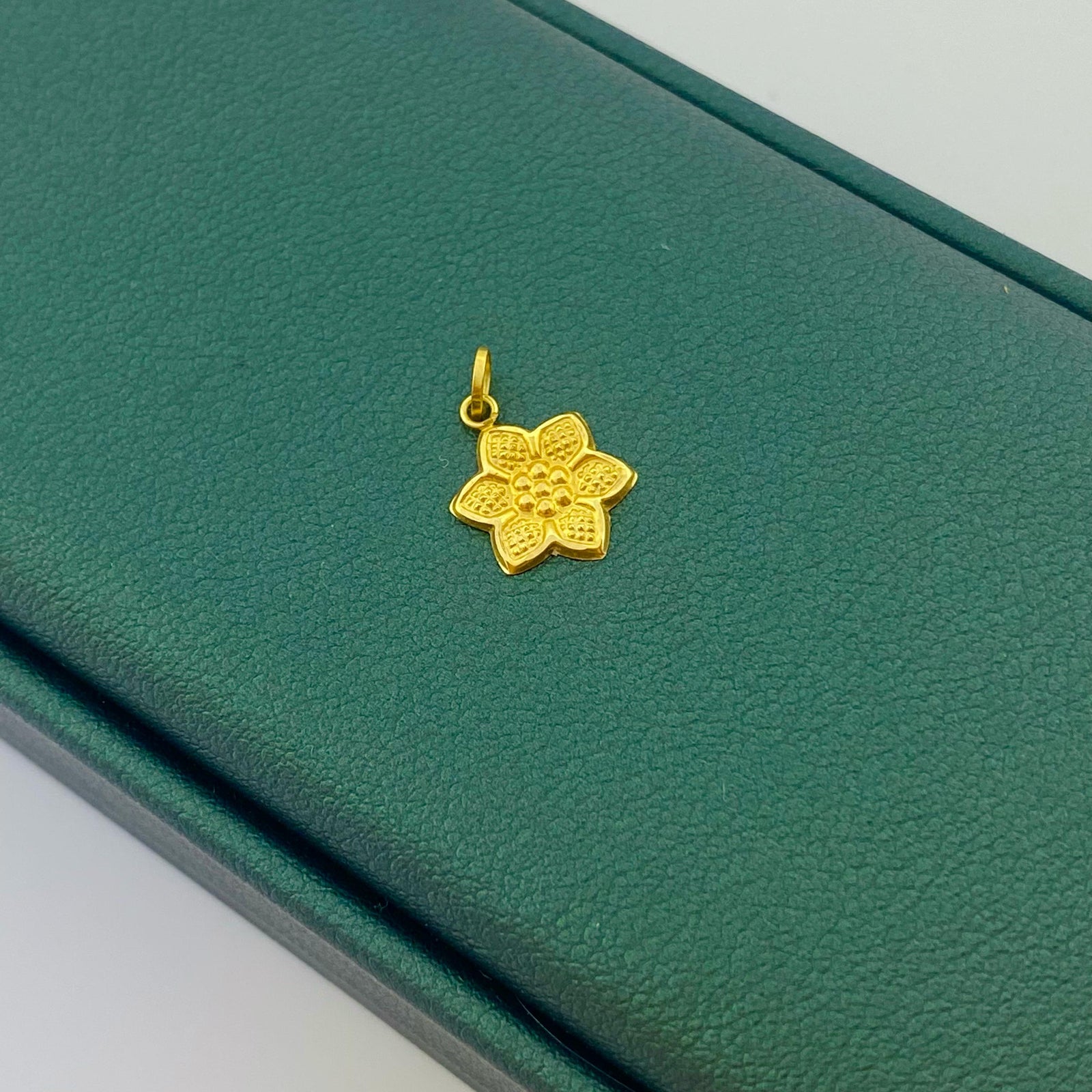 18k Gold Flower Style Star Pendant - 18k Gold Pendant - Embellish Gold