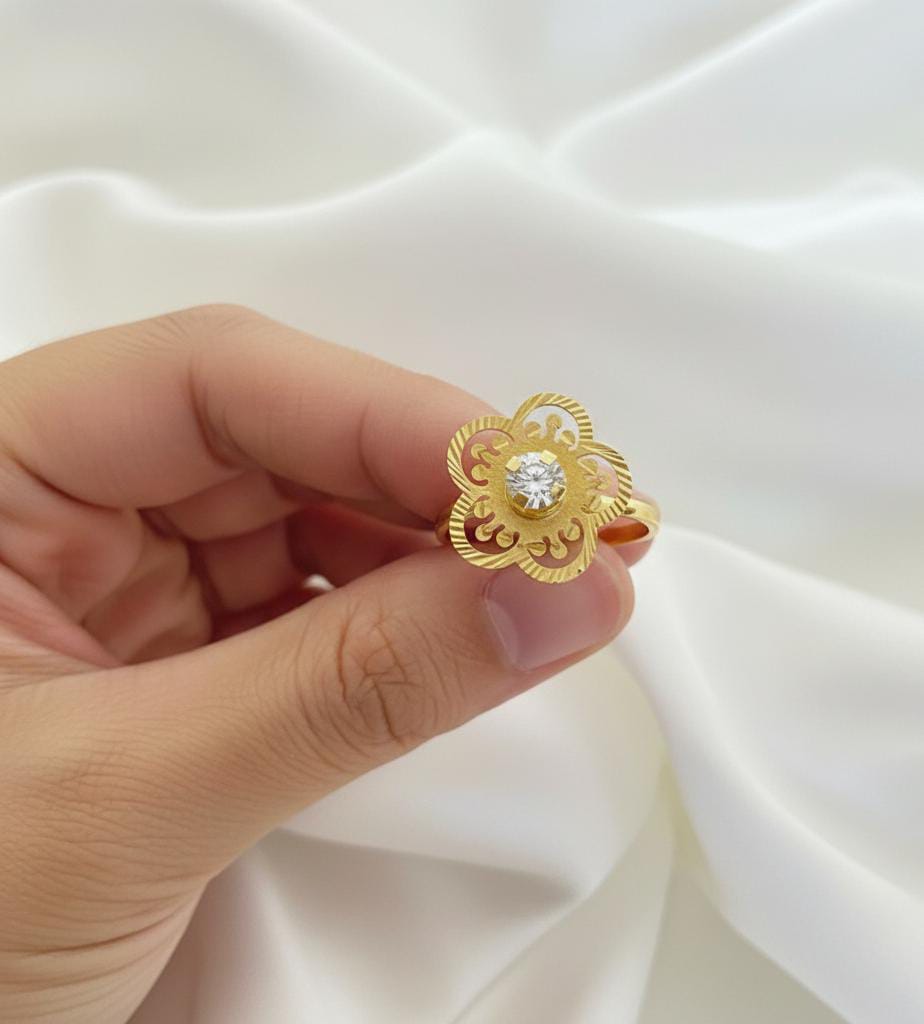 18k Gold Flower with Stone Ring