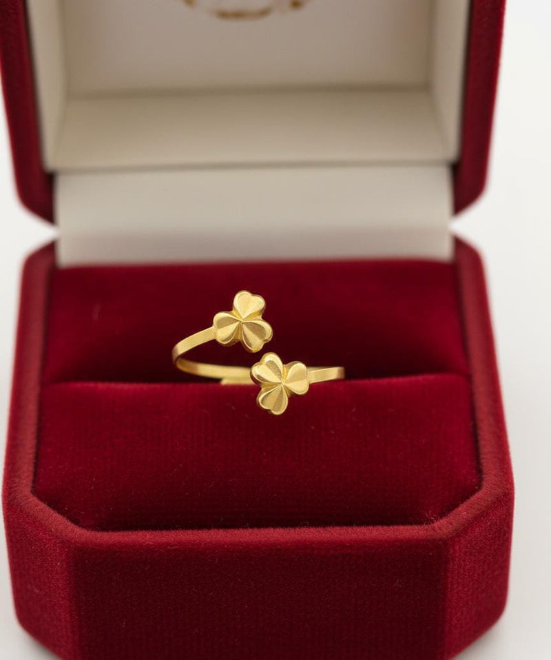 خاتم من الذهب الحقيقي عيار 18 قيراط ومزين بزهرتين - Products - Embellish Gold