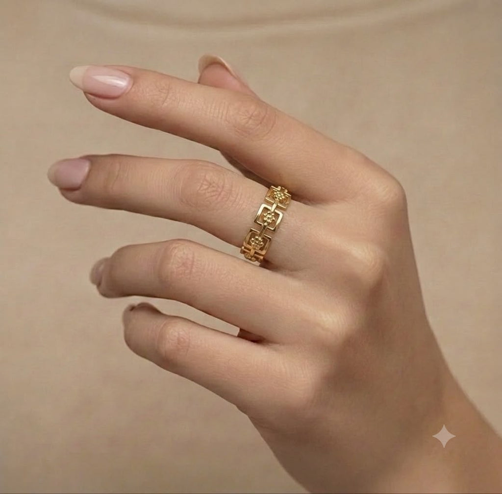 18k Gold Cube Flower Ring