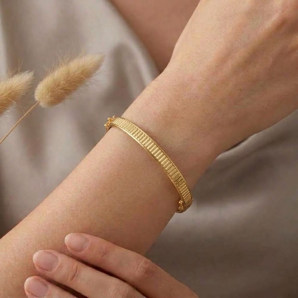 18k Gold Line Flat Bangle - 18k Gold Bangle - Embellish Gold Jewelry & Diamond