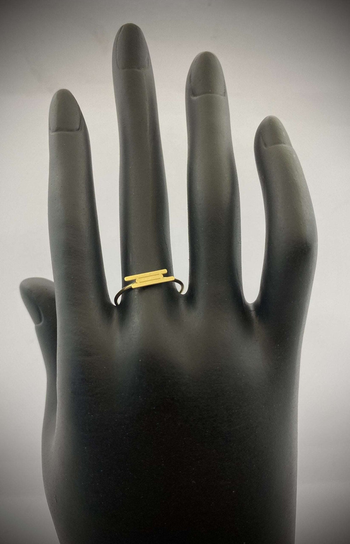 18K Gold Stylish Bar Ring 1.43