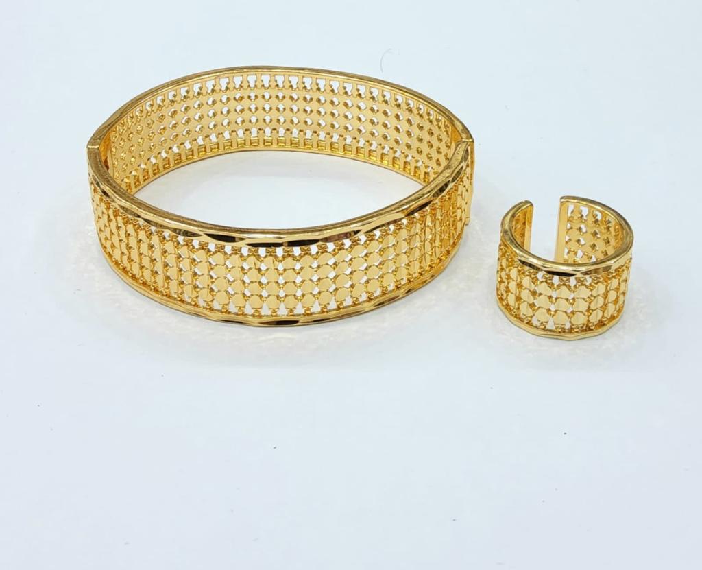 18K Real Saudi Gold Circle Bangle And Ring 159 ‚Äì A Coordinated Set In Gold Bangles for Women - Embellish Gold